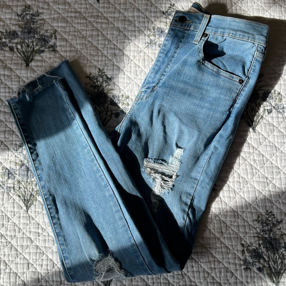 Levi’s “Mile High Super Skinny” Light Wash Distressed Jeans Size 30